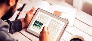 Ein Mann liest auf einem ePub-Reader ein eBook