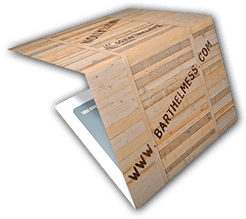 3D Rendering einer gefalteten Einladungskarte in der Optik einer Holzkiste