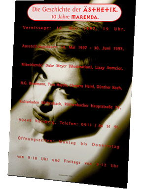 Plakatdesign für eine Fotografie-Ausstellung, welches ein Frauen-Portrait mit überlagerter Typografie zeigt