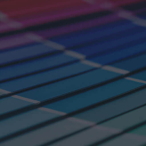 Laptop auf dessen Bildschirm ein Magazinlayout in Adobe InDesign zu sehen ist – Adobe InDesign Schulung