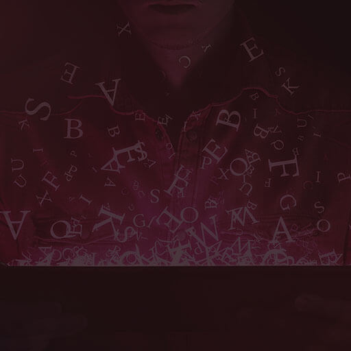 Ein Mann liest an einem E-Reader ein E-Book – E-Books und ePubs mit Adobe InDesign erstellen Schulung