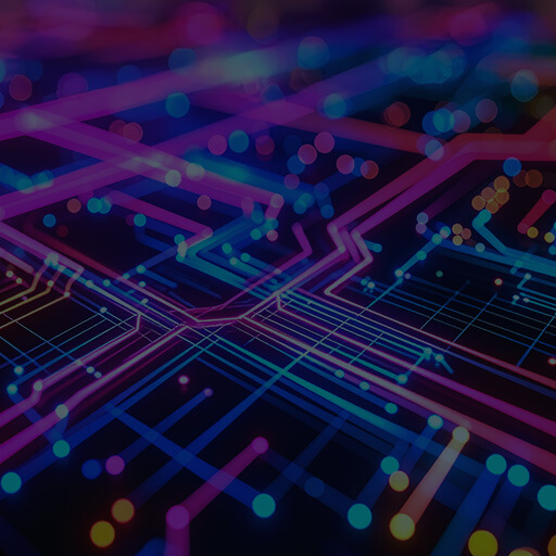 Metallische Roboterhand mit Stift schreibt auf leuchtend bunte Schaltkreise in Neonfarben. Auf der Oberfläche erscheint das hell erleuchtete Symbol KI inmitten eines futuristisch wirkenden, digitalen Schaltplans in Pink, Blau und Violett.