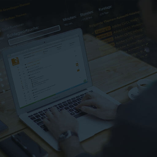 Mann sitzt vor einem Laptop und stellt sich mit Hilfe des Online-Kurskonfigurators seine individuellen Schulungsinhalte zusammen.