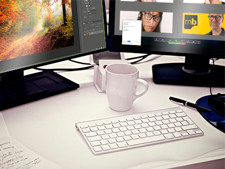 Zwei Bildschirme, einer davon zeigt drei Kurteilnehmerinnen und einen Trainer bei einem Webinar