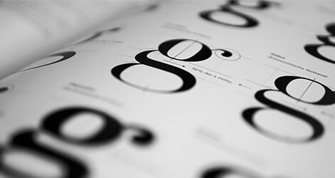 Detaildarstellung eines Schriftmusterbuches mit verschiedenen Schrifttypen