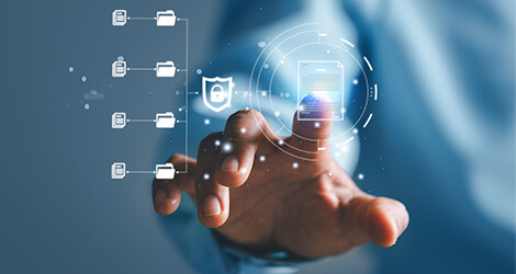 Nahaufnahme einer Hand, die auf ein Seitensymbol drückt. Daneben Symbole mehrerer Ordner und Dateien