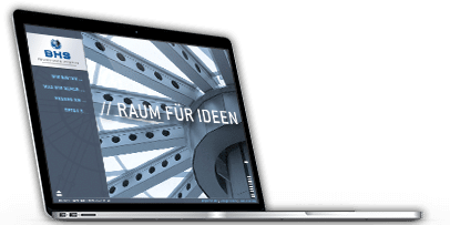 Ein Laptop, auf dem eine Verwaltungsmaske eines Content-Management-Systems zu sehen ist